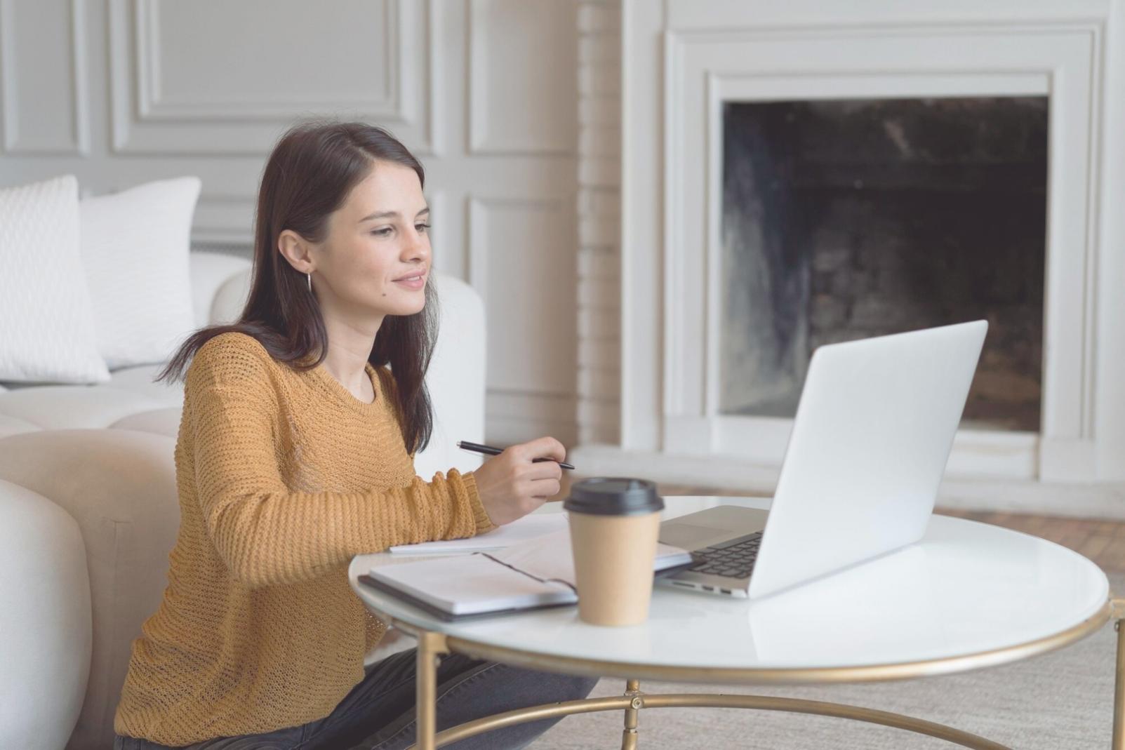 Professionelle Finanzanalyse Arbeitsplatz mit Dokumenten und Laptop