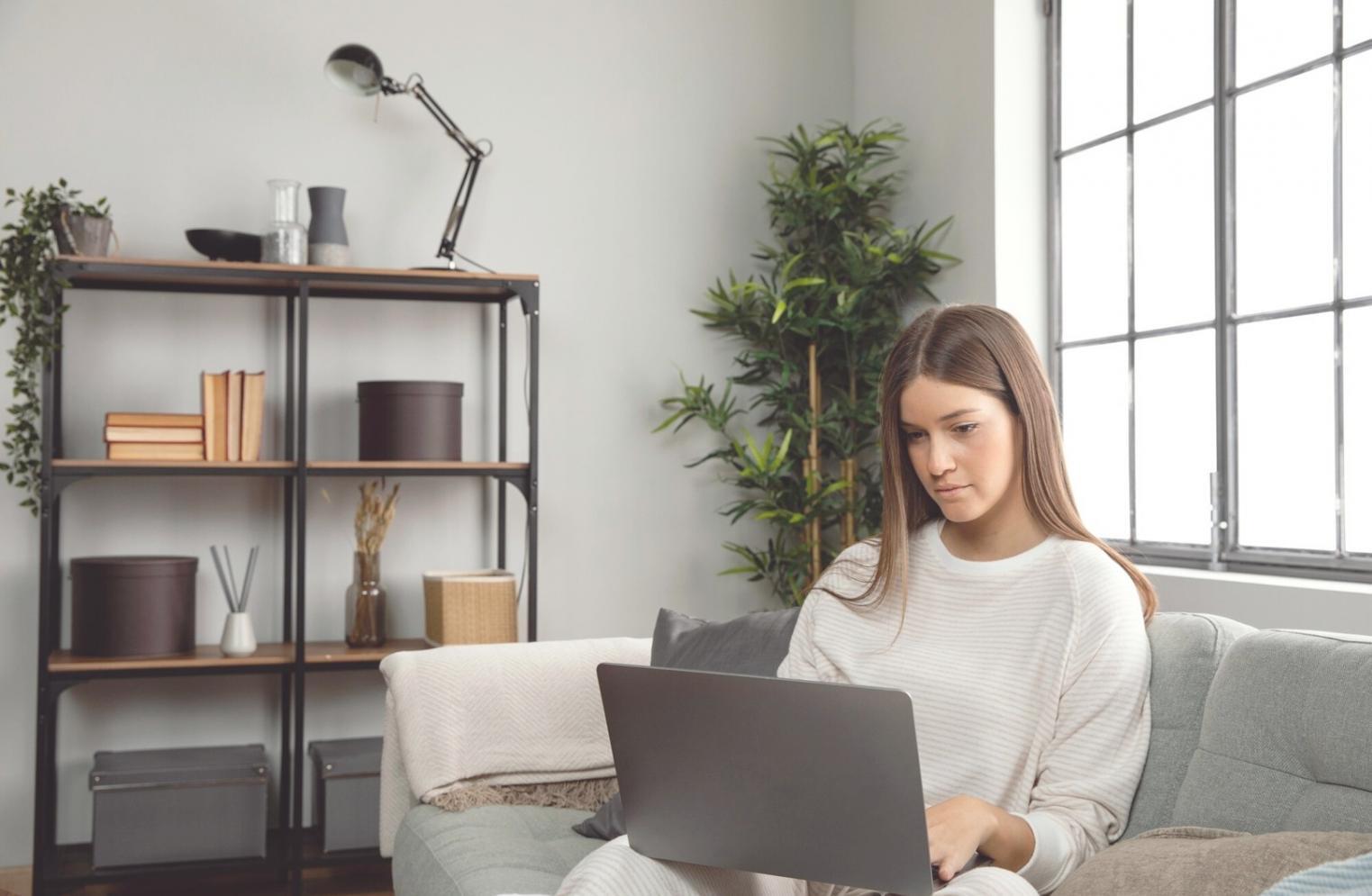 Moderne Büroumgebung mit Finanzanalyse-Tools und Marktforschungsunterlagen